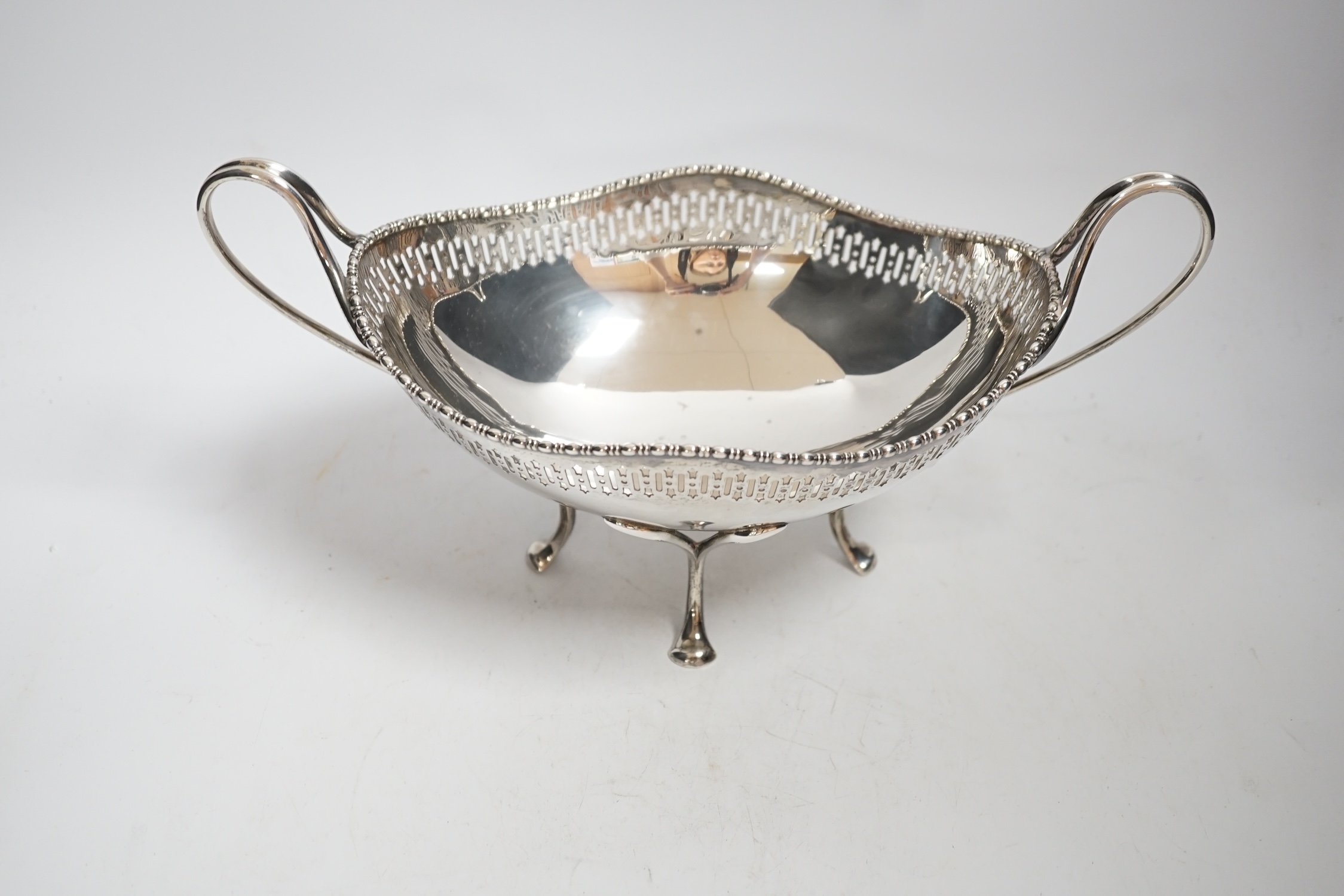 An Edwardian silver two handled oval fruit bowl, with pierced border, on four scroll feet, Atkin Brothers, Sheffield, 1908, length over handles, 30.3cm, 15.9oz.